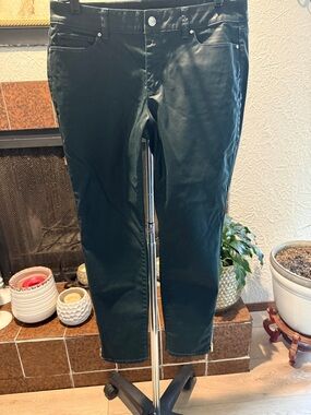 White House Black Market Dark Green Slim Skimmer.💚